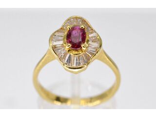 Geelgouden ring met robijn omringd door diamanten