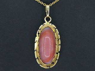 Gouden hanger met edelsteen