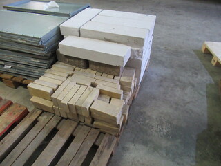 Pallet met Ytong blokken en stenen