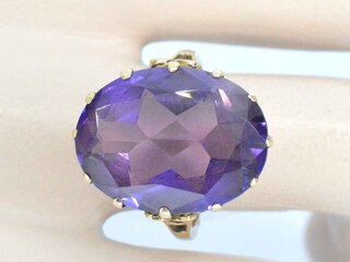 Sieraad met paarse edelsteen