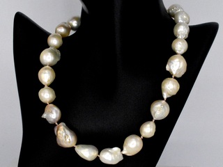 Parelketting met barok parels en een sterling zilveren sluiting