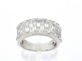 Witgouden ring met briljant en baguette gespelen diamanten