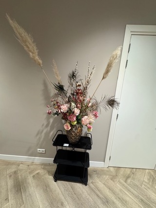 Kunstbloemen in vaas