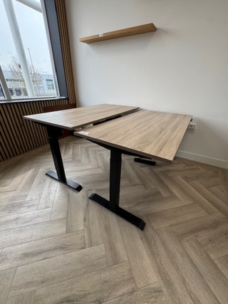 2x Elektrische zit-sta bureau
