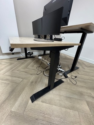 2x Elektrische zit-sta bureau