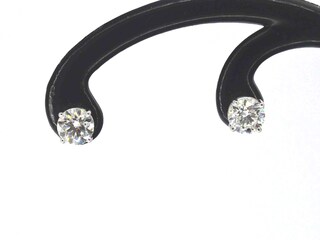 Witgouden solitair oorbellen