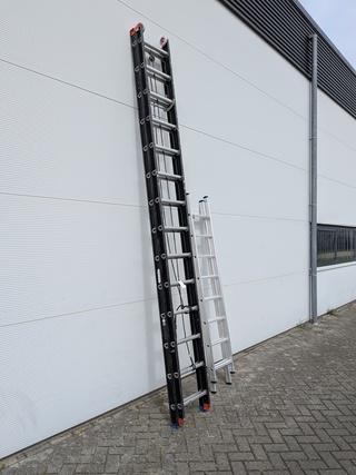 2x Schuifladder, O.a. Roossien