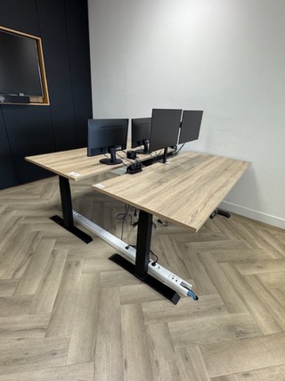 2x Elektrische zit-sta bureau