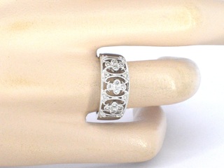 Witgouden brede ring met natuurlijke diamanten in motief gezet