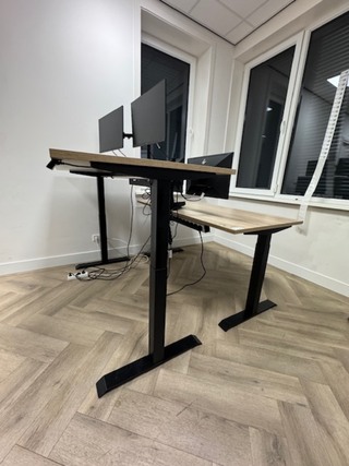 2x Elektrische zit-sta bureau