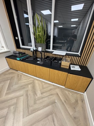 Assortiment computer en kantoor artikelen