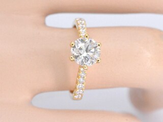 Gouden ring met één grote diamant
