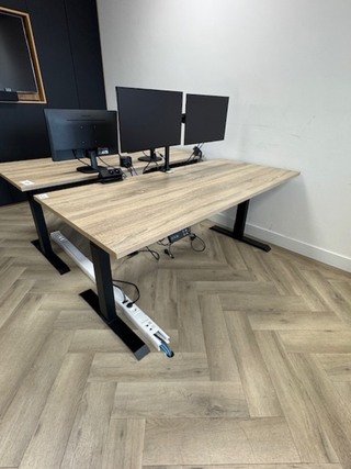 2x Elektrische zit-sta bureau