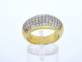 Gouden rijring met princess geslepen diamanten