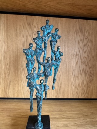 Bronzen beeld op sokkel