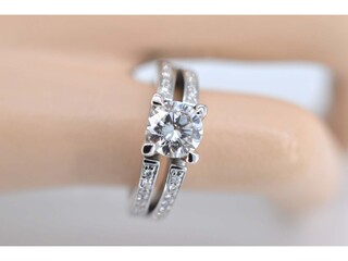 Witgouden ring met diamanten en een centrale diamant van 1.02 carat.