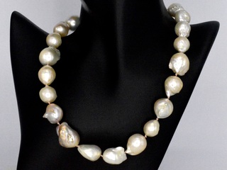 Parelketting met barok parels en een sterling zilveren sluiting