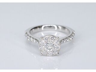 Witgouden entourage ring met grote briljant geslepen diamanten