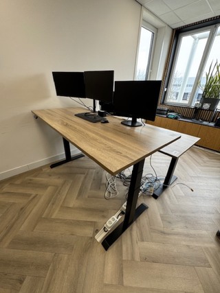 2x Elektrische zit-sta bureau