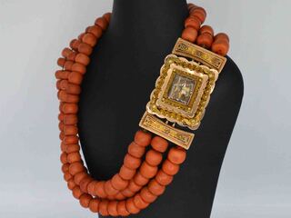 Ketting van bloedkoraal met bijzondere authentieke gouden sluiting