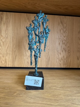 Bronzen beeld op sokkel