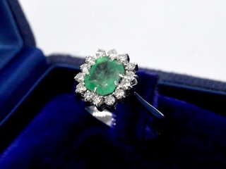 Gouden ring met de hand gemaakt met diamanten en hoge kwaliteit smarag