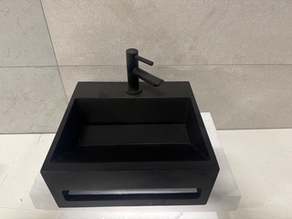 Fontein Solid Surface 28x30x12,5  cm + kraan WB