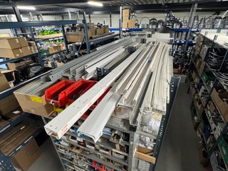 diverse Kabelgoten en ijzerwerk