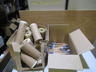 Ca. 21 kwasten en doos afplakpapier met plakrand Elma/Calliffeti