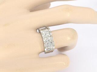 Witgouden ring met briljant en baguette gespelen diamanten