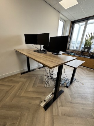2x Elektrische zit-sta bureau