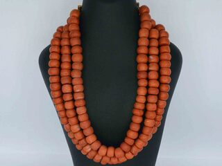 Ketting van bloedkoraal met bijzondere authentieke gouden sluiting