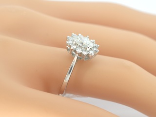 Platina entourage ring met een ovale diamant