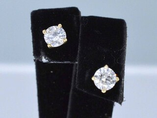 Geelgouden diamanten oorbellen met 0.80 carat diamant