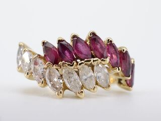 Geelgouden slagring met diamant en robijn