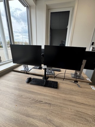 3x Monitor op monitorarm, E24 G4 FHD, 2021