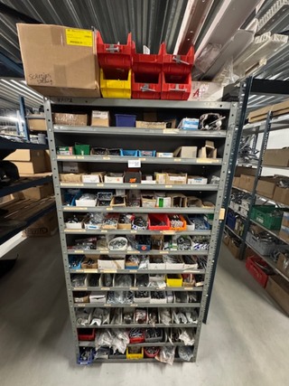 Voorraadkast met ijzerwaren