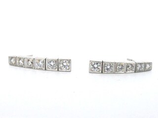 Witgouden riviera oorbellen met natuurlijke diamant