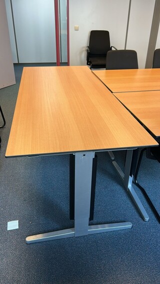 Partij diverse tafels en stoelen