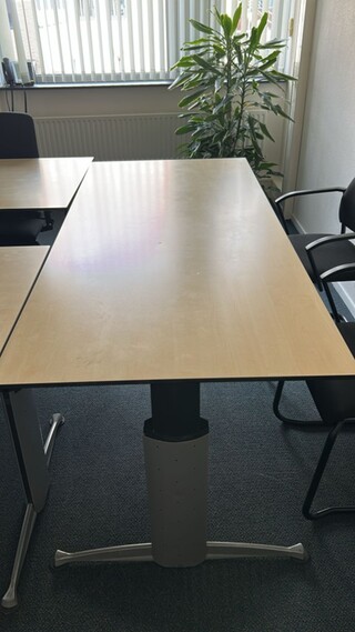 Partij diverse tafels en stoelen