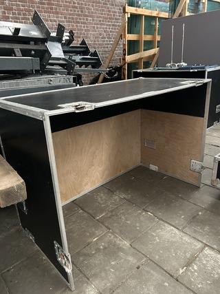 6x Flightcase met designtafel 119x119x115
