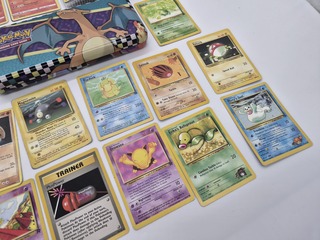 Pokémon collectie met vintage kaarten, blikken boxen en grote partij k