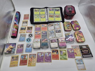 Pokémon collectie met map, boxen, stapels kaarten en vintage kaarten
