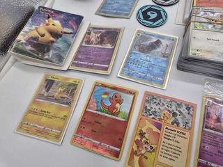 Pokémon collectie met map, boxen, stapels kaarten en vintage kaarten