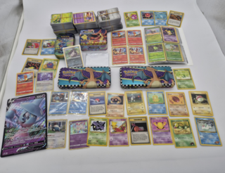 Pokémon collectie met vintage kaarten, blikken boxen en grote partij k