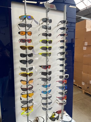 Ca. 100x Partij sport-/racefietsbrillen incl. display