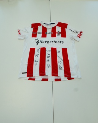 Voetbalshirt  –  Top Oss JDH, rood/wit, gesigneerd, S