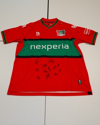 Voetbalshirt NEC Robey, rood/groen, gesigneerd, M