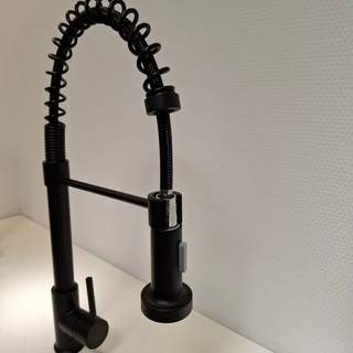 Keukenkraan mat zwart