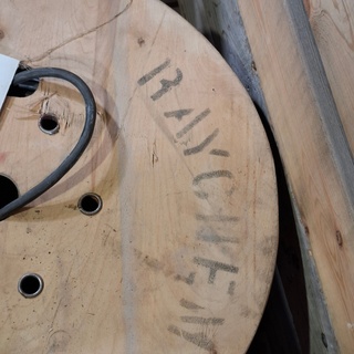Stroomkabel op houten haspel, Draka